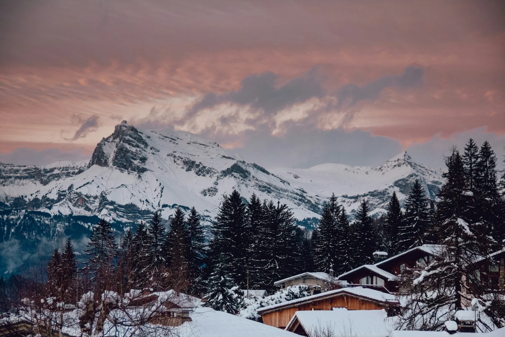 Communauté de chalets en montagne enneigée