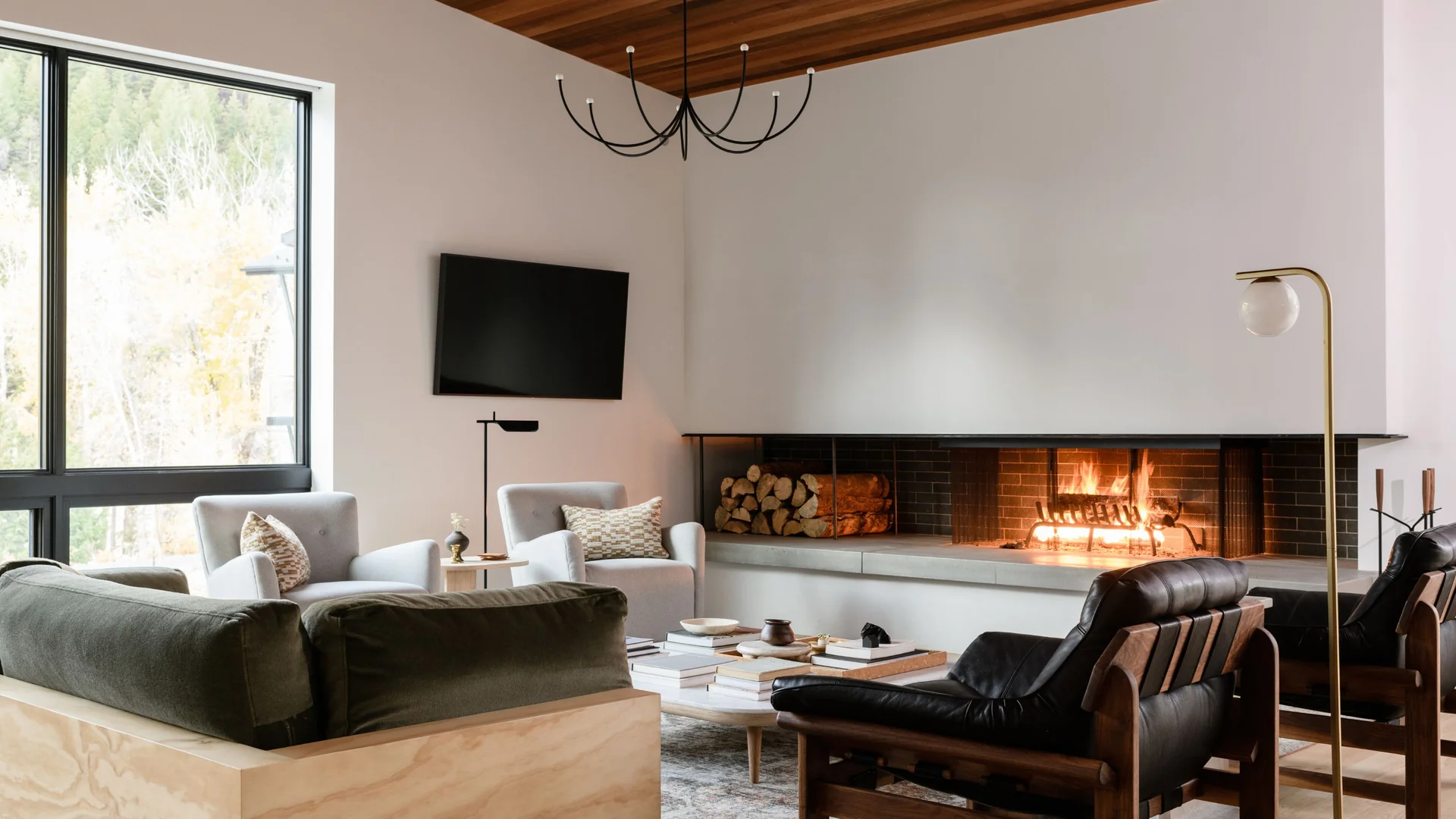 Intérieur moderne d'un chalet avec cheminée
